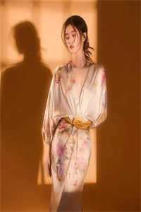 孤帆尽江海万顷篇章