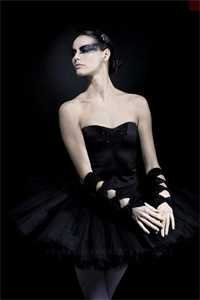 逃出囚笼归来，她将世子踢下神坛柳月娥苏微雨后续+完结